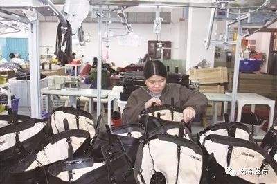 邵东荣膺'中国箱包皮具生产基地'复评，2000余家企业助力产业繁荣